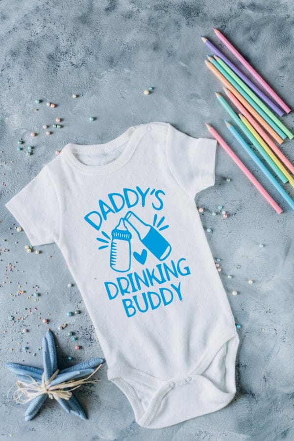 Baby Body Daddys Drinkin Buddy. Witzig Baby Body. Lustige Baby Body. Lustige Babykleidung. Witzig Bodysuit. Baby Witzig Kleidung. – Bild 2
