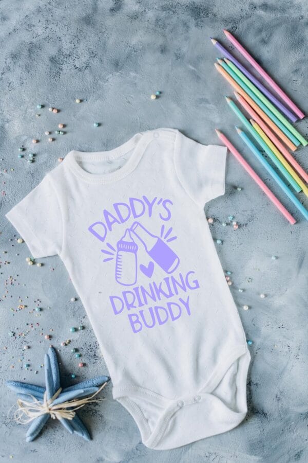 Baby Body Daddys Drinkin Buddy. Witzig Baby Body. Lustige Baby Body. Lustige Babykleidung. Witzig Bodysuit. Baby Witzig Kleidung. – Bild 3