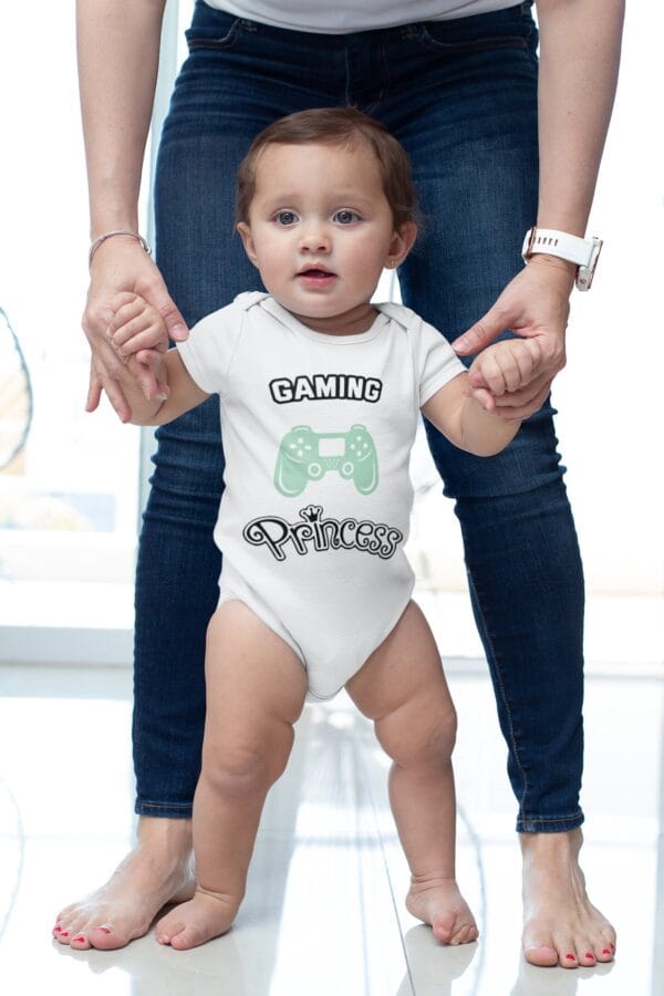 Mädchen Baby Body Gaming Princess. Baby Body. Baby Bodysuit. Video Game Baby Body. Baby Gamer Bodysuit. Baby Gaming Onesie. – Bild 5