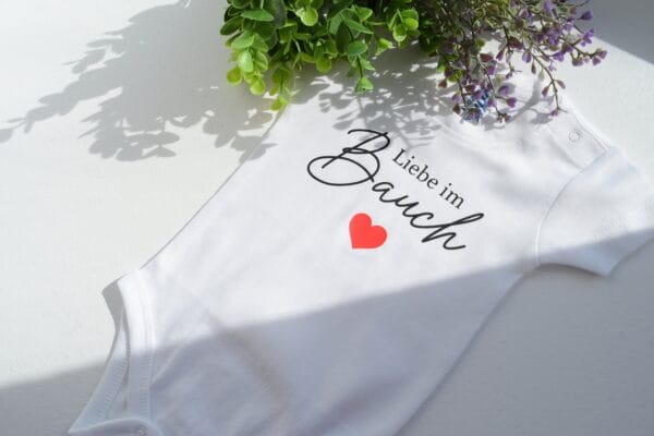 Liebe im Bauch Baby Body Schwangerschaft Verkünden BabyBody Bodysuit Baby 2025 Baby Ankündigung Kleines Wunder Du Wirst Papa Überraschung – Bild 7