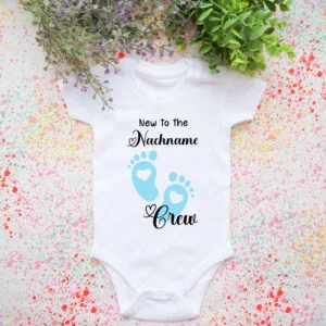 New To The Nachname Crew BabyBody Bodysuit Neues Familienmitglied Baby Body Ankündigung 2025 Personalisiertes Baby Geschenk Taufe Geburt