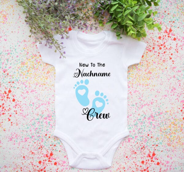 New To The Nachname Crew BabyBody Bodysuit Neues Familienmitglied Baby Body Ankündigung 2025 Personalisiertes Baby Geschenk Taufe Geburt