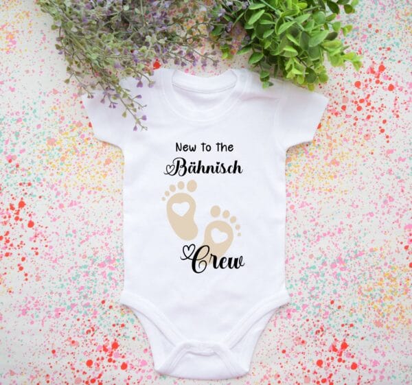 New To The Nachname Crew BabyBody Bodysuit Neues Familienmitglied Baby Body Ankündigung 2025 Personalisiertes Baby Geschenk Taufe Geburt – Bild 2