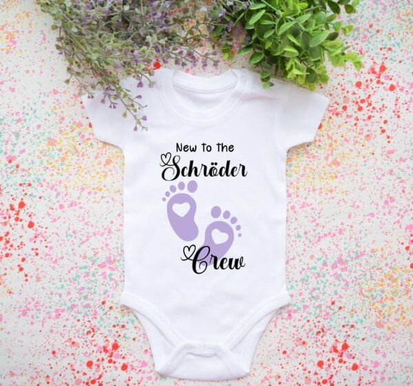 New To The Nachname Crew BabyBody Bodysuit Neues Familienmitglied Baby Body Ankündigung 2025 Personalisiertes Baby Geschenk Taufe Geburt – Bild 3
