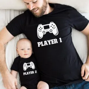Familien Gaming Team: Spieler 1 (Papa) & Spieler 2 (Baby) Set. Partnerlook für Vater und Tochter, Mutter und Sohn. Familienoutfit.