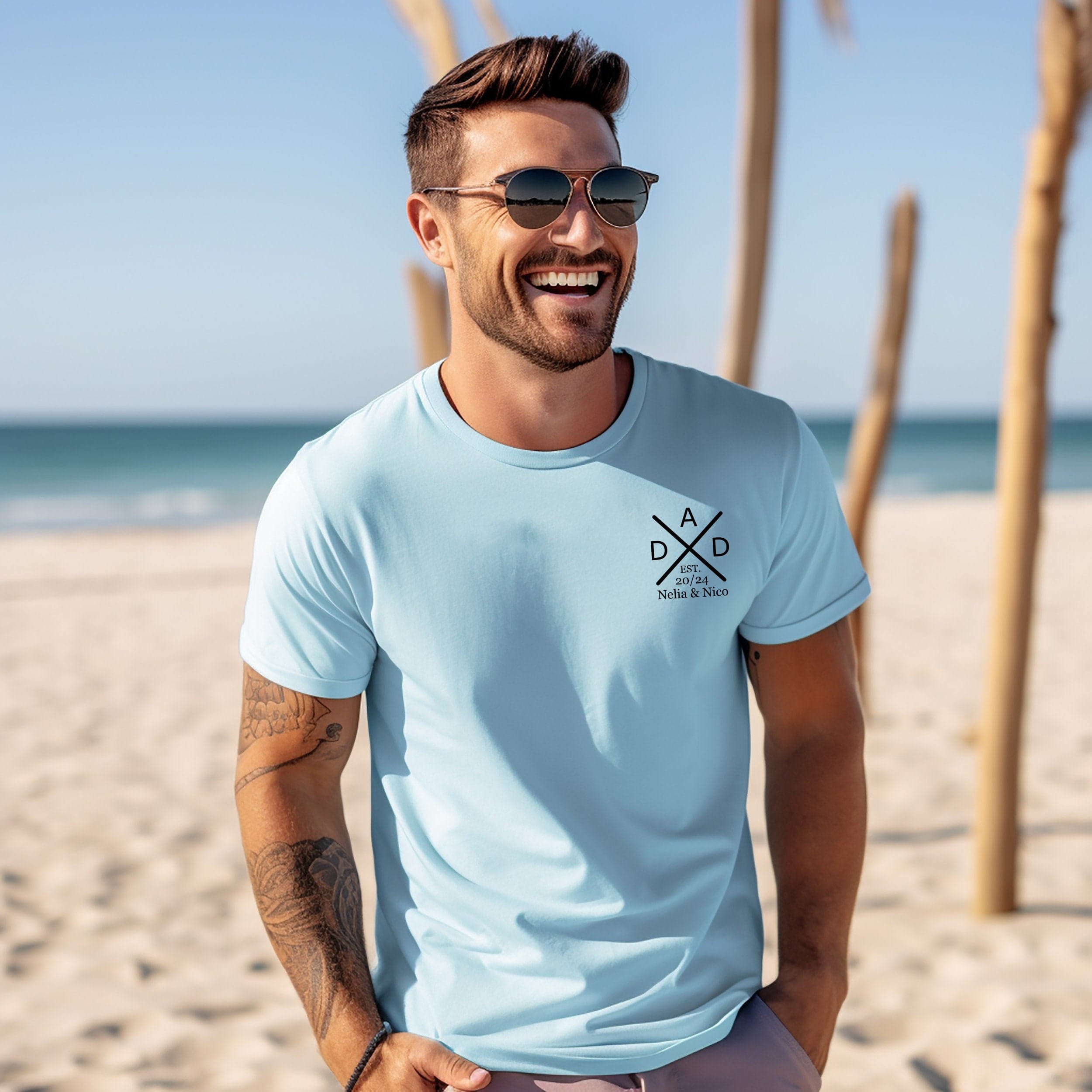 Zeitlose Vaterschaft:Personalisiertes Vater Shirt.T-Shirt mit dem Namen und Geburtsjahr des Kindes.Papa Geschenk.Papa Geschenkidee. – Bild 3