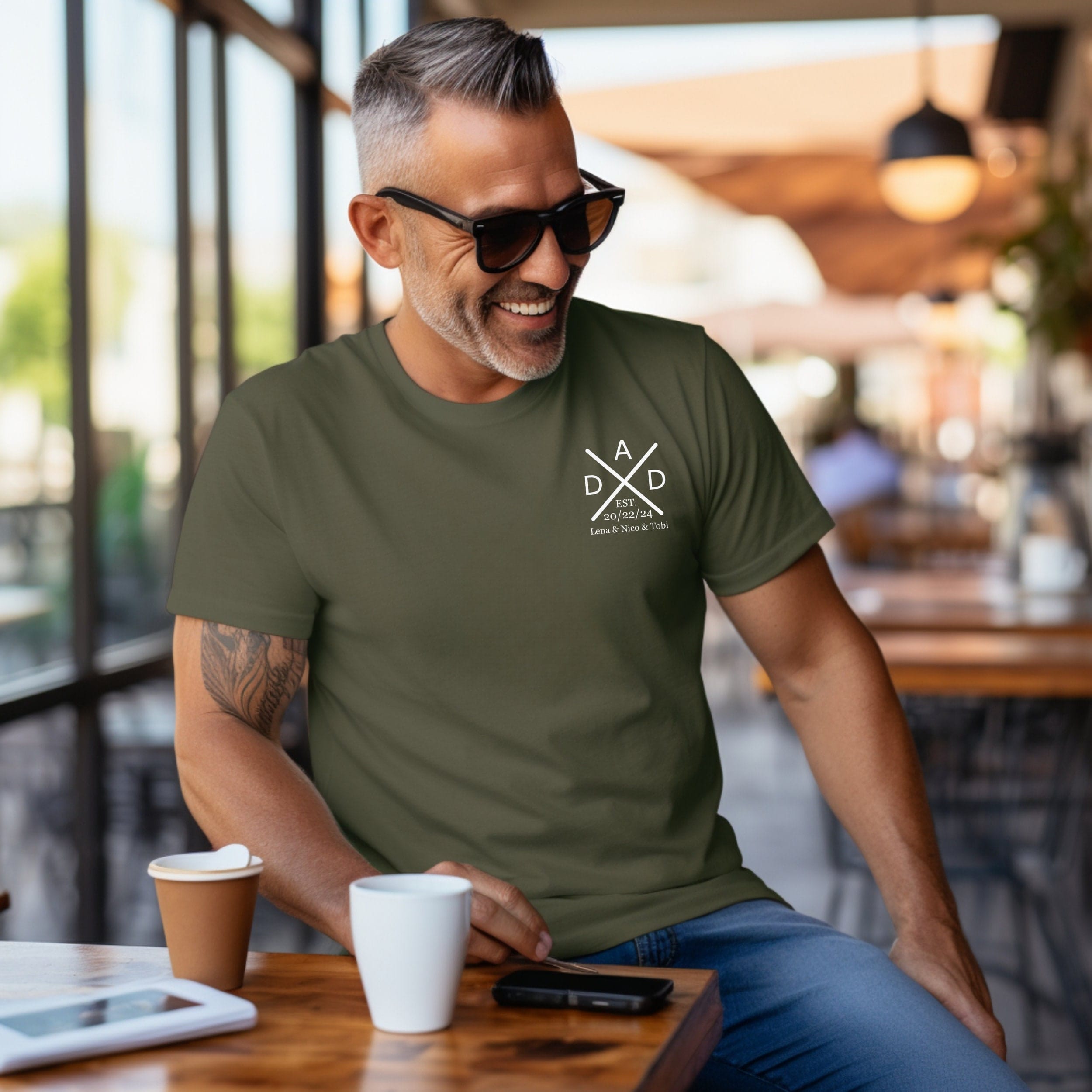 Zeitlose Vaterschaft:Personalisiertes Vater Shirt.T-Shirt mit dem Namen und Geburtsjahr des Kindes.Papa Geschenk.Papa Geschenkidee. – Bild 4