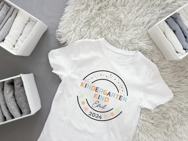 Hallo Kindergarten:Personalisiertes Kindergarten T-Shirt.Outfit Kindergartenstart.Kindergarten Kind 2024 TShirt mit Name.Geschenk. – Bild 2