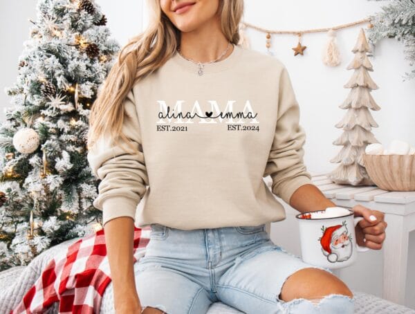 Mama’s Herz Hoodie–Mit dem Namen und Geburtsjahr deines Kindes.Mutter Pullover Personalisiert.Mama Geschenk.Individuell Mama Kapuzenpullover – Bild 2