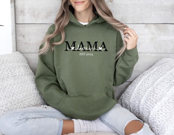 Mama’s Herz Hoodie–Mit dem Namen und Geburtsjahr deines Kindes.Mutter Pullover Personalisiert.Mama Geschenk.Individuell Mama Kapuzenpullover – Bild 3