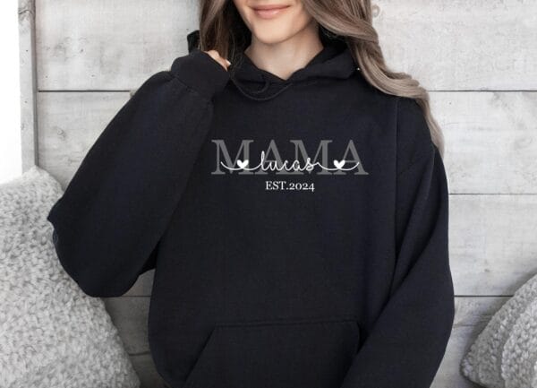 Mama’s Herz Hoodie–Mit dem Namen und Geburtsjahr deines Kindes.Mutter Pullover Personalisiert.Mama Geschenk.Individuell Mama Kapuzenpullover – Bild 6