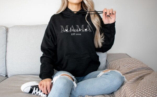Mama’s Herz Hoodie–Mit dem Namen und Geburtsjahr deines Kindes.Mutter Pullover Personalisiert.Mama Geschenk.Individuell Mama Kapuzenpullover