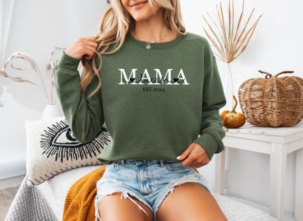 Mama’s Herz Hoodie–Mit dem Namen und Geburtsjahr deines Kindes.Mutter Pullover Personalisiert.Mama Geschenk.Individuell Mama Kapuzenpullover – Bild 5