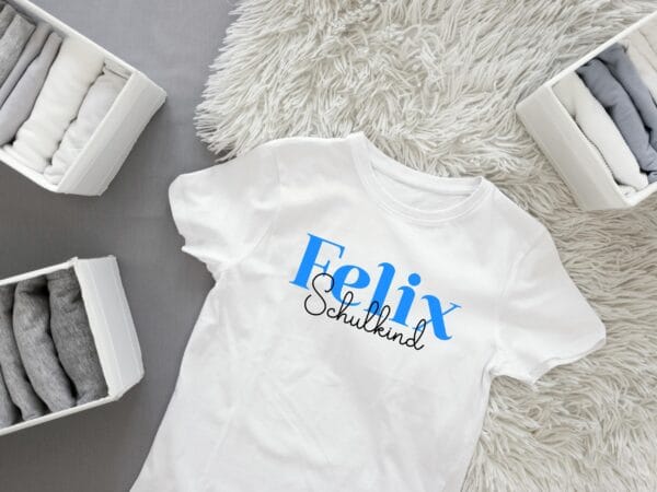 Personalisiertes Schulkind 2025 T-Shirt:Feiere das Schuljahr!Schulkind TShirt.TShirt zur Einschulung Schulkind mit Namen.Erster Schultag. – Bild 5