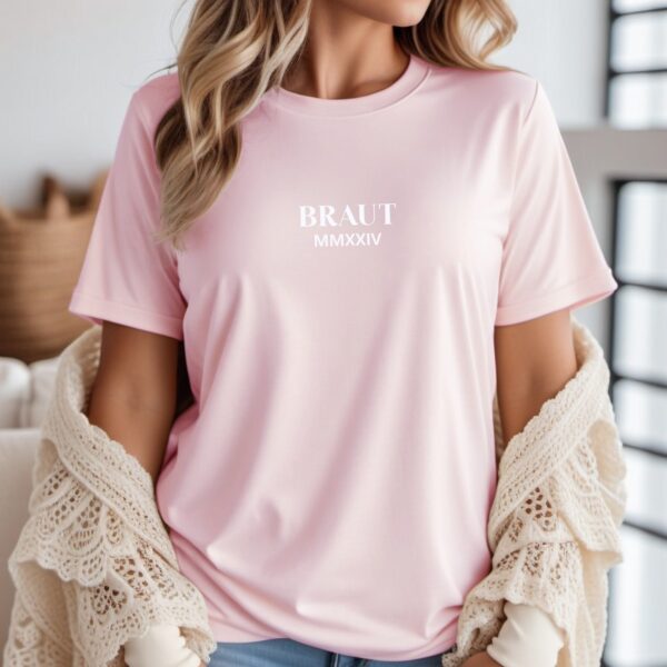 Hier kommt die Braut-Shirt.Braut 2024 T-Shirt.JGA Tshirt.Brautgeschenk.Junggesellinnenabschied Frauen Shirt.Hochzeit 2024.JGA Frauen TShirt. – Bild 4
