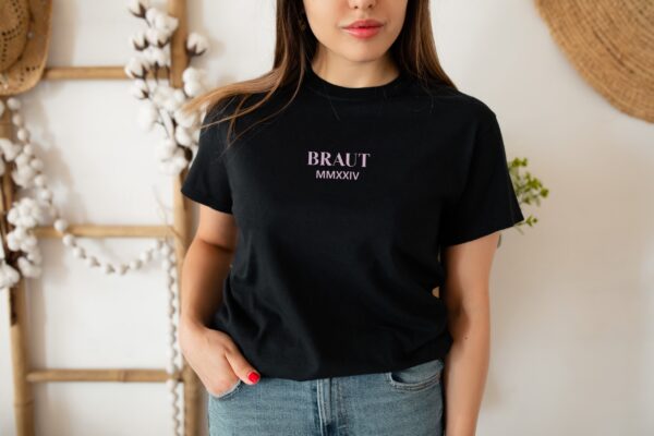Hier kommt die Braut-Shirt.Braut 2024 T-Shirt.JGA Tshirt.Brautgeschenk.Junggesellinnenabschied Frauen Shirt.Hochzeit 2024.JGA Frauen TShirt. – Bild 6
