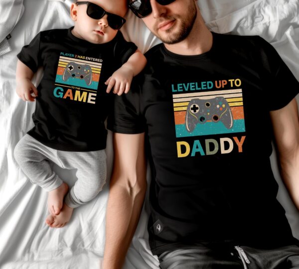 Papa,Du bist Level Up!Neuer Papa: Das perfekte Geschenk.Geschenk für frischgebackene Väter.Papa & Baby Gaming Set – Bild 2
