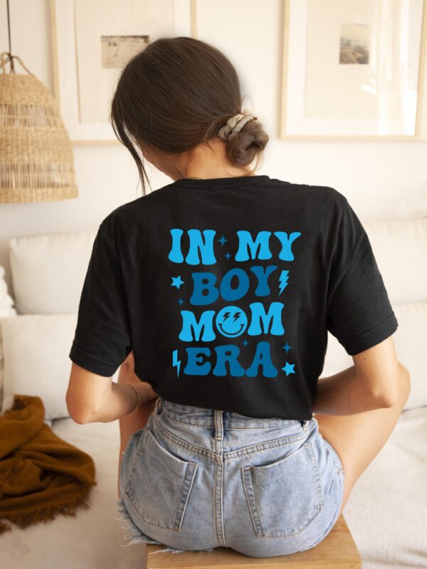 Jungsmama T-Shirt mit coolem Print.Boy Mama Era TShirt.In My Boy Mama Era.Geschenk für frischgebackene Mamas.Geschenk zum Muttertag. – Bild 4